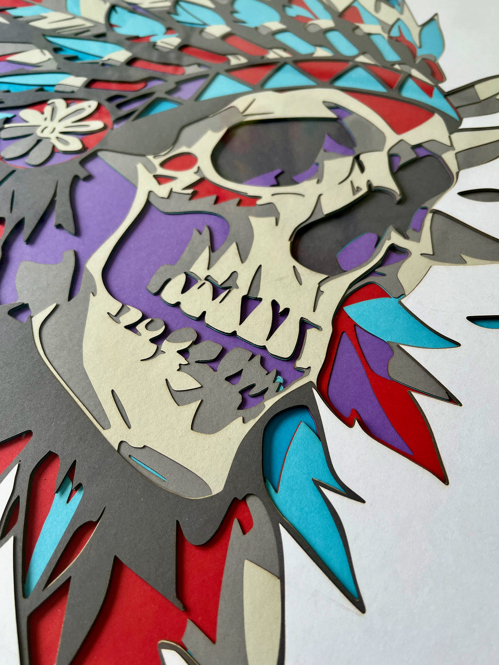 Crâne avec plumes indiennes encadré 70x70cm