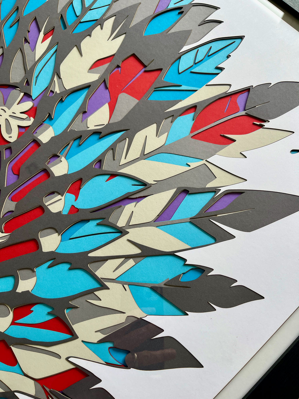 Crâne avec plumes indiennes encadré 70x70cm